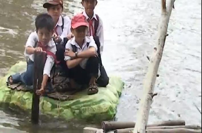 Học sinh qua sông bằng bè tự chế