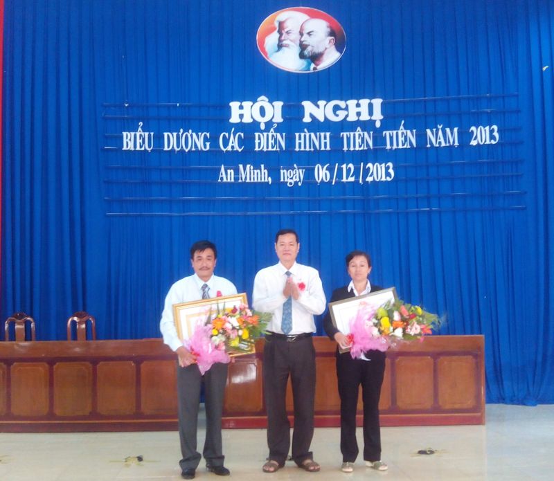 Ông Phạm Văn Hùng trao Huân chương lao động Hạng III cho các cán bộ tại hội nghị