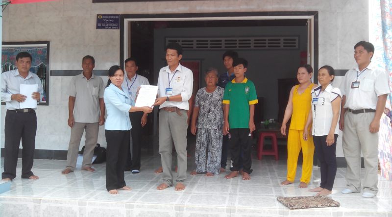 Bà Nguyễn Thị Tiến Nhanh - Chủ tịch Liên đoàn lao động huyện An Minh trao nhà Mái ấm công đoàn cho Thầy Phạm Thành Nghề