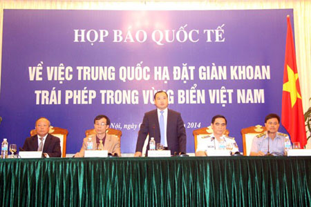 Ảnh họp báo Quốc tế về việc Trung Quốc hạ đặt giàn khoan trái phép trong vùng biển Việt Nam