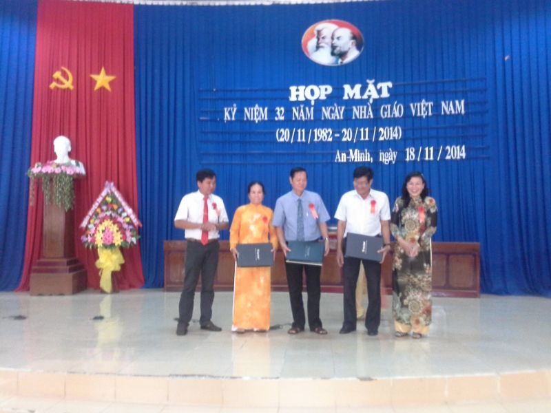 Bà Đinh Thị Hồng Thắm, phó chủ tịch UBND huyện và Ông Huỳnh Văn Tiền, trưởng phòng GDĐT huyện tặng quà cho cán bộ lãnh đạo ngành đã về hưu, chuyển ngành
