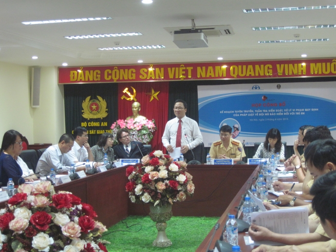 Ông Khuất Việt Hùng, Phó Chủ tịch Chuyên trách Ủy ban ATGT Quốc gia phát biểu và đưa ra thông điệp: " Đội mũ cho con - trọn tình cha mẹ" tại buổi họp báo