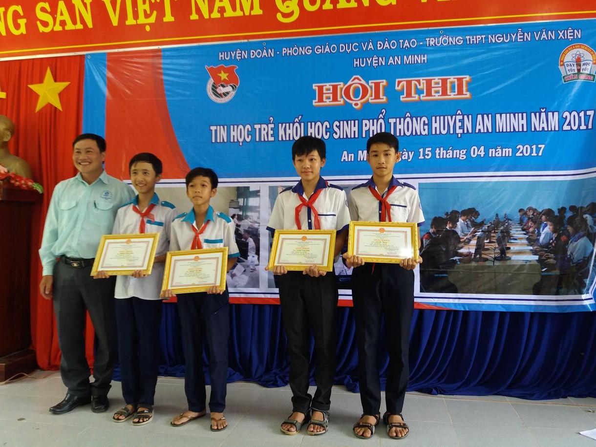 Đồng chí Phạm Văn Khởi – Phó Bí thư Huyện đoàn trao giải nhất và ba toàn đoàn cho các đơn vị